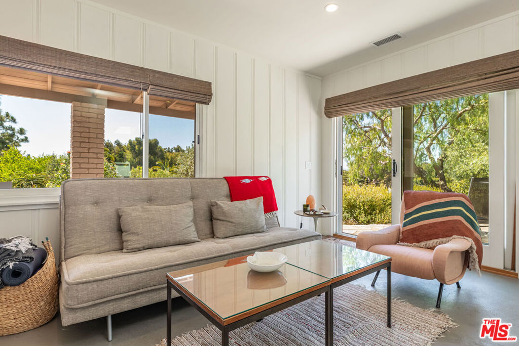 https://media.crmls.org/mediaz/1dc21218-2172-4460-9a35-953a321750b9.jpg?preset=X-Large