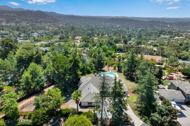 15235 Crestview Ct, Poway CA: https://media.crmls.org/mediaz/1dc34579-ba85-4508-9b56-8ec63416bdd4.jpg