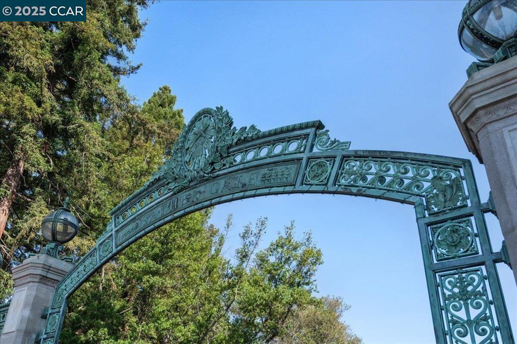 https://media.crmls.org/mediaz/1dc3614b-9bf0-459f-a39b-4c0809b7c12f.jpg?preset=X-Large