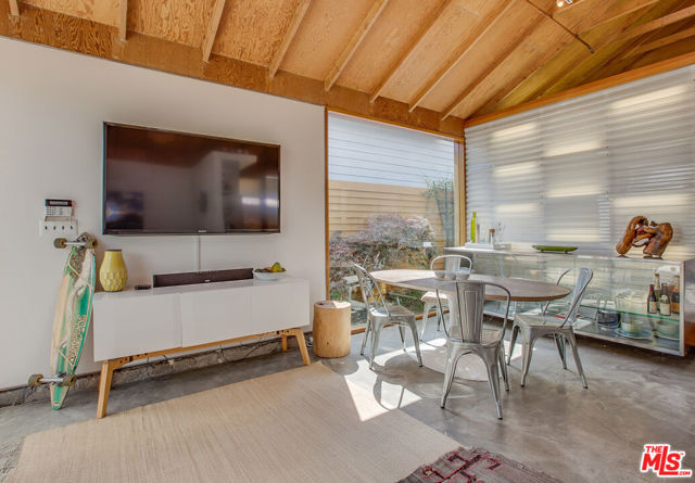 745 Navy Street, Santa Monica CA: https://media.crmls.org/mediaz/1dc4071b-11ae-44ec-981d-650a07476041.jpg