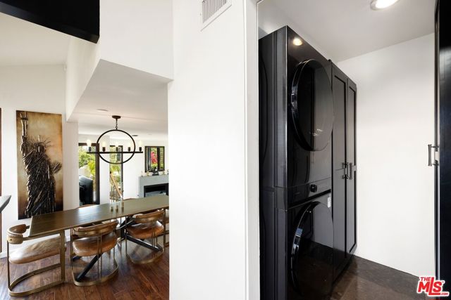 2860 Hollyridge Drive, Los Angeles CA: https://media.crmls.org/mediaz/1dc46575-ac98-4bd0-8a98-d206128fd5b5.jpg