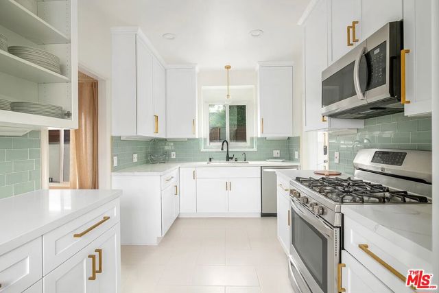 3691 Aureola Boulevard, View Park CA: https://media.crmls.org/mediaz/1dc54f69-37ac-46d1-9e02-9ba2dadcf285.jpg