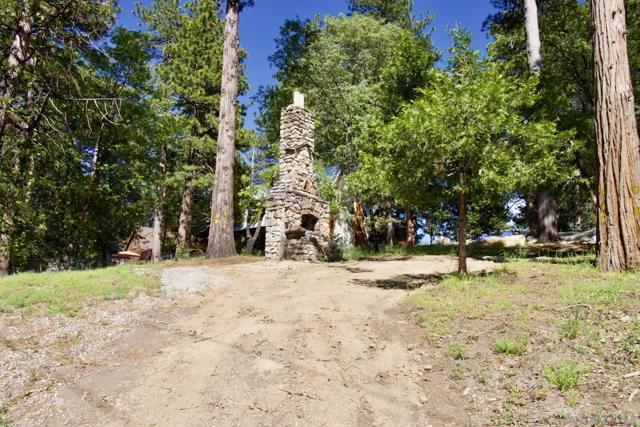 32065 Hunsaker Way, Running Springs CA: https://media.crmls.org/mediaz/1dc68fe1-afb5-4b65-9ecc-637160036260.jpg