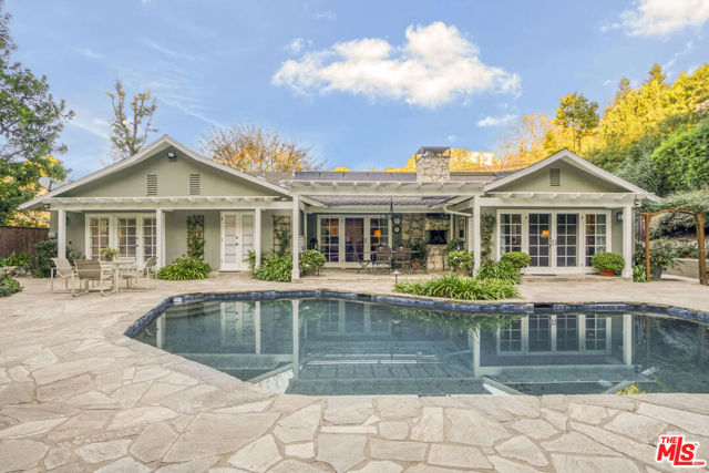 9420 Eden Drive, Beverly Hills CA: https://media.crmls.org/mediaz/1dc79be7-d984-491f-80f8-5903649542e7.jpg