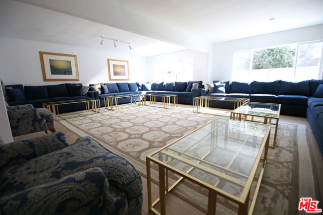 2744 S Bentley Avenue, Los Angeles CA: https://media.crmls.org/mediaz/1dc85d96-a5dc-4022-bea3-a951590fd75d.jpg