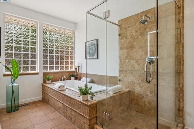 3296 Walnut Ln, Lafayette CA: https://media.crmls.org/mediaz/1dc8d3ef-66b5-48ef-83c8-80d6aad4ba57.jpg