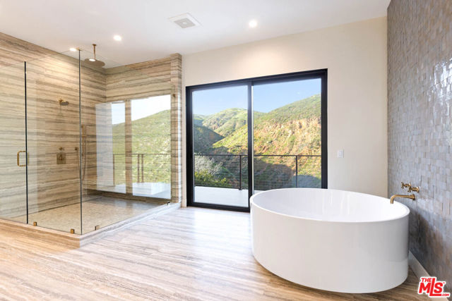 5366 Horizon Drive, Malibu CA: https://media.crmls.org/mediaz/1dc9602a-0193-4ec2-9416-59e2285e2c06.jpg