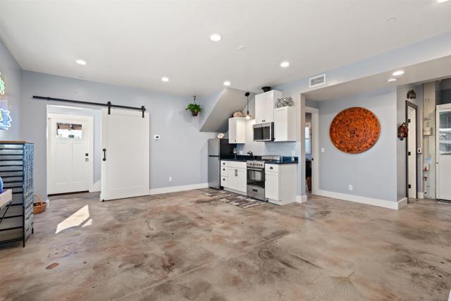 413 Delaware St, Imperial Beach CA: https://media.crmls.org/mediaz/1dcab3a2-cba5-4b06-9e26-afb0a98076c8.jpg