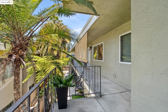 2028 Damuth St, Oakland CA: https://media.crmls.org/mediaz/1dcbb22b-6d52-4f4f-92b8-6bd630a77141.jpg