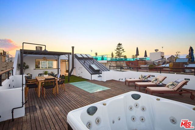 5106 Pacific Avenue, Marina del Rey CA: https://media.crmls.org/mediaz/1dce152d-685c-457a-9189-a76a3c08f89c.jpg