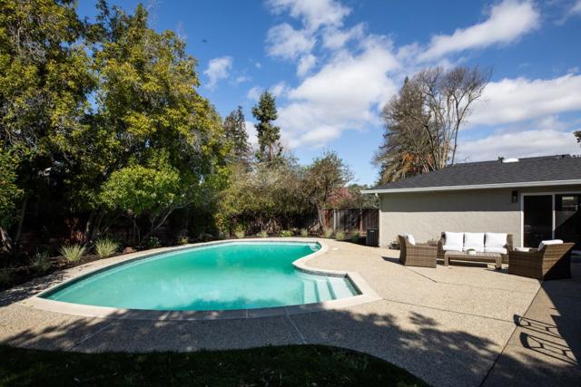1040 Russell Avenue, Los Altos CA: https://media.crmls.org/mediaz/1dcf663c-89ce-421b-b1ef-91880d4420e1.jpg