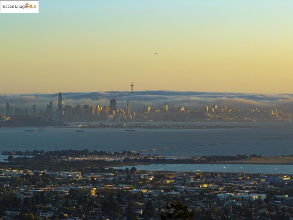 https://media.crmls.org/mediaz/1dcf8b19-e843-4ff5-b604-a1db2158e9a3.jpg?preset=X-Large