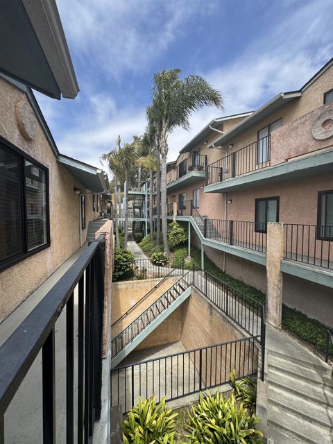 552 Canyon Drive, Oceanside CA: https://media.crmls.org/mediaz/1dd0898c-62df-4e96-8c4d-85e3b7e2dc78.jpg