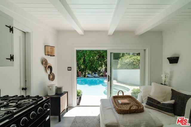 3100 Coldwater Canyon Avenue, Studio City CA: https://media.crmls.org/mediaz/1dd10814-ef1f-497a-8011-0896b4d2e599.jpg