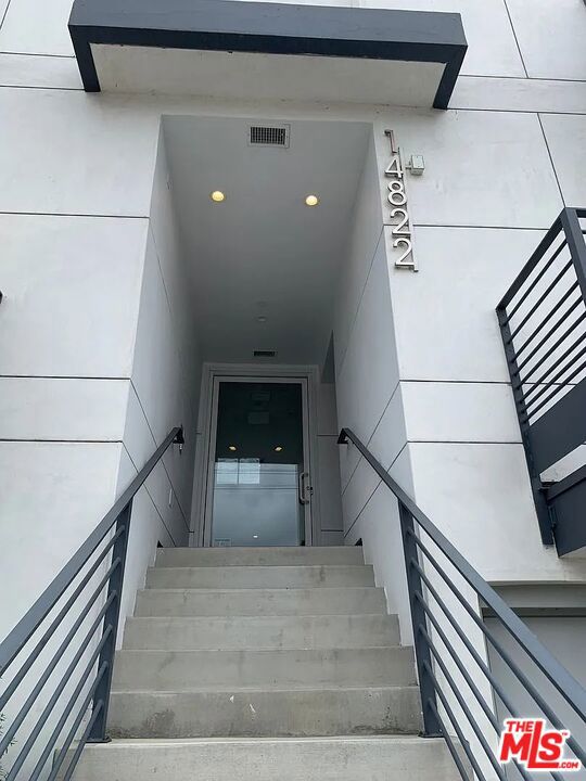 14822 Magnolia Boulevard, Sherman Oaks CA: https://media.crmls.org/mediaz/1dd30f18-fb90-4999-850b-be030ab79bbd.jpg