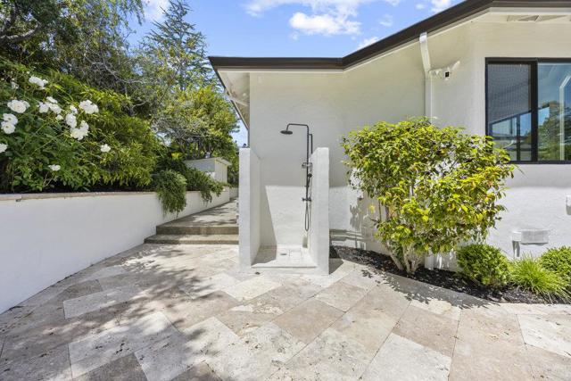 1095 Macadamia Drive, Hillsborough CA: https://media.crmls.org/mediaz/1dd3a9bc-ad4c-41a1-b695-559d5717502b.jpg