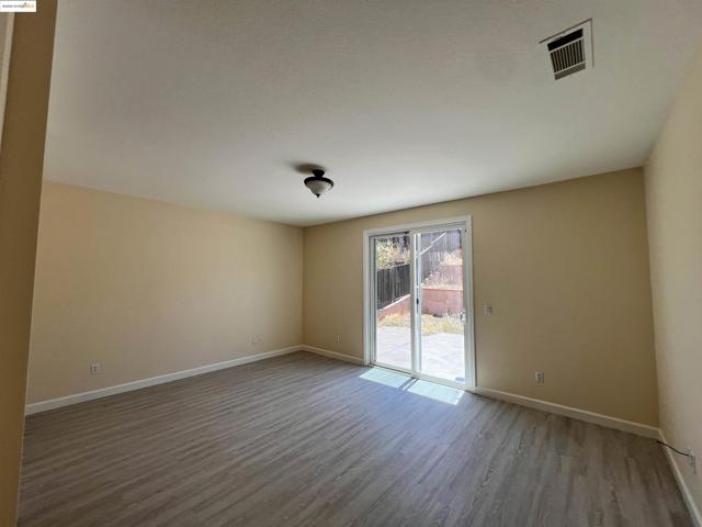 1371 Brooktrail Dr, Pittsburg CA: https://media.crmls.org/mediaz/1dd3e1b5-cb89-47f4-9fbd-54d02344ceba.jpg