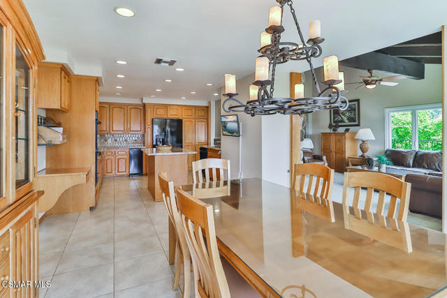 1822 Calle Borrego, Thousand Oaks CA: https://media.crmls.org/mediaz/1dd4159a-6d1a-41f4-a7f1-568161e87652.jpg