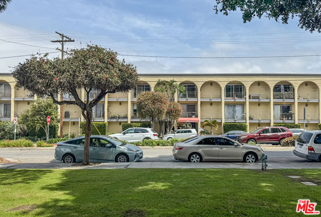 2311 4th Street, Santa Monica CA: https://media.crmls.org/mediaz/1dd5d497-f9f3-4479-8161-1e66593bf7ee.jpg