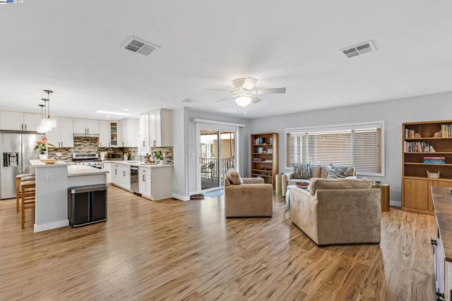29360 Middleborough Way, Hayward CA: https://media.crmls.org/mediaz/1dd70e37-3317-4d1d-b5ba-2e443f9bc847.jpg