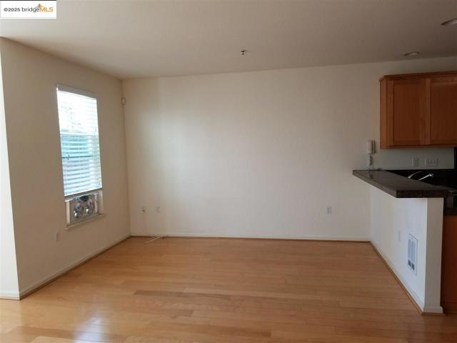 655 12Th St, Oakland CA: https://media.crmls.org/mediaz/1dd8503c-5fda-4e0e-8ffe-87eb9c9731a6.jpg