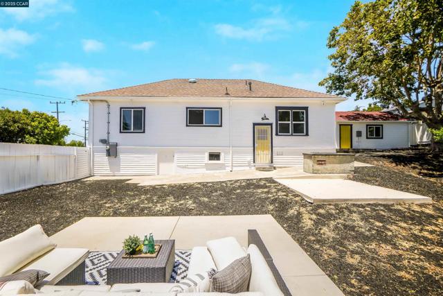 2718 Carmel St, Oakland CA: https://media.crmls.org/mediaz/1dda8e90-c0e7-4ca1-81ca-809fbd8cad6f.jpg