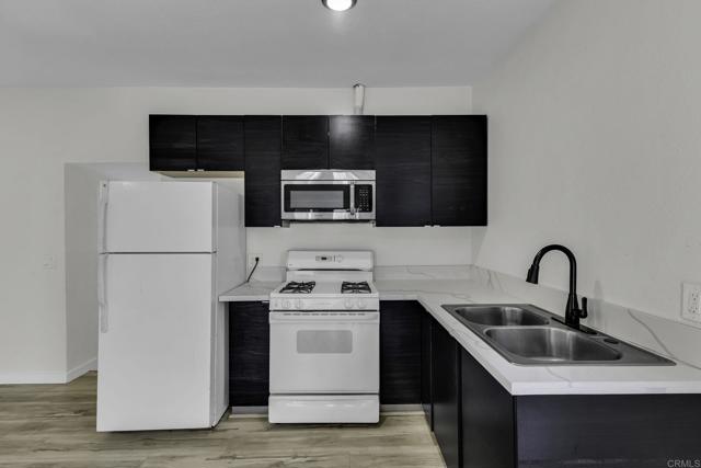 Detail Gallery Image 3 of 14 For 2029 E Ave, National City,  CA 91950 - 2 Beds | 1 Baths