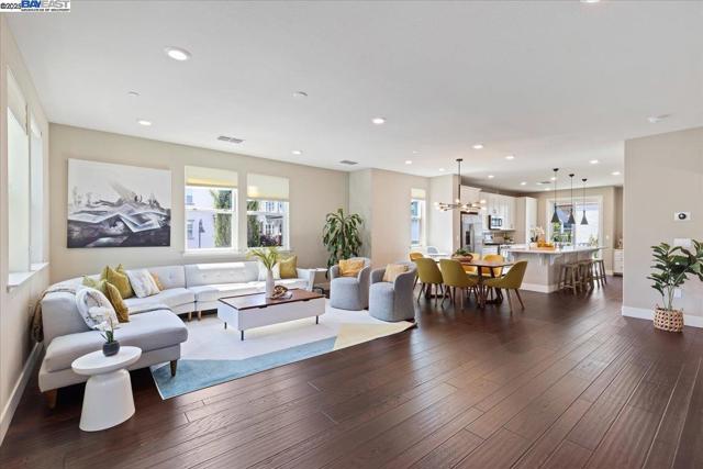 4023 Clare St, Dublin CA: https://media.crmls.org/mediaz/1ddc0b33-db38-4d0a-9c38-acf618074826.jpg