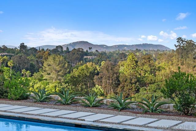4728 El Aspecto, Rancho Santa Fe CA: https://media.crmls.org/mediaz/1ddd9e27-456f-4ee9-859a-493d68f5b142.jpg
