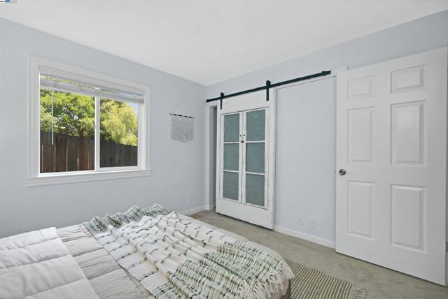 24948 Campus Dr, Hayward CA: https://media.crmls.org/mediaz/1dddab20-8573-4b25-92a3-03c13b47219b.jpg
