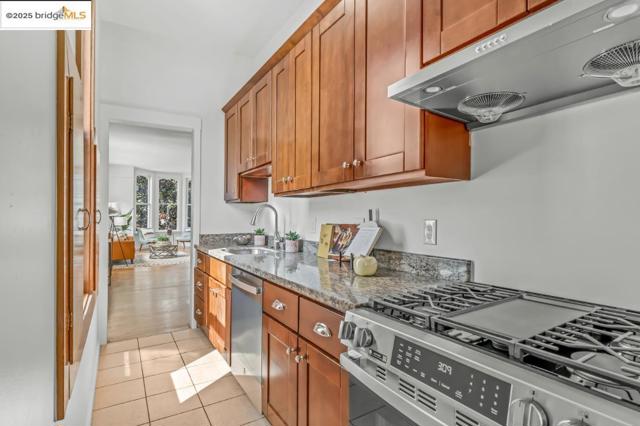 487 43Rd St, Oakland CA: https://media.crmls.org/mediaz/1dde92d2-36c2-4f91-a164-e2bd6d31e4b3.jpg