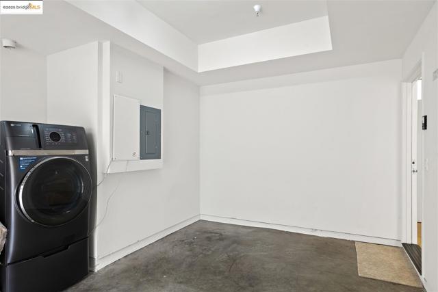 121 City Limits Cir, Emeryville CA: https://media.crmls.org/mediaz/1ddf480d-4d7f-4257-9305-4d398db5d8e8.jpg