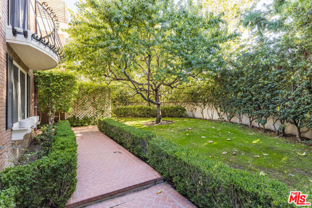 12386 Ridge Circle, Los Angeles CA: https://media.crmls.org/mediaz/1ddf76a2-d553-4800-817d-fdf9262caa19.jpg