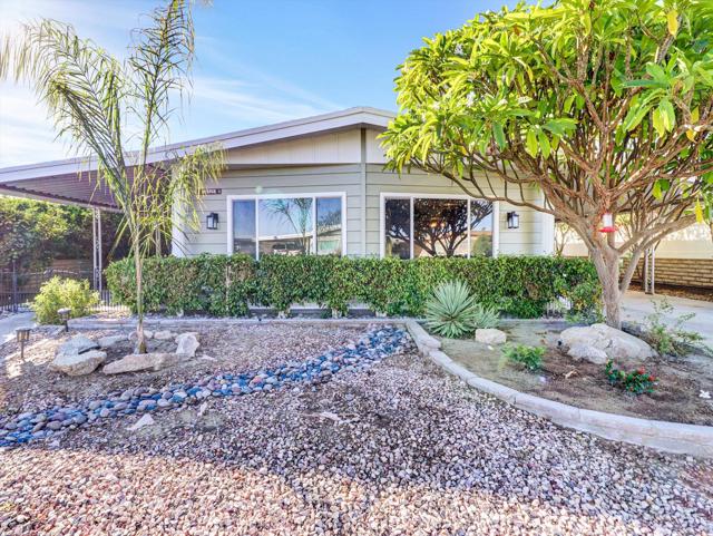 38525 Desert Greens E Drive, Palm Desert CA: https://media.crmls.org/mediaz/1ddfd68d-8e6c-4934-8065-e64417c4660c.jpg