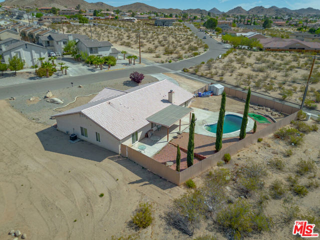 16185 Viho Road, Apple Valley CA: https://media.crmls.org/mediaz/1de019aa-ee37-48df-8740-4f0cdfecceac.jpg