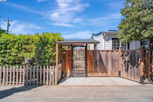 3780 Somerset Ave, Castro Valley CA: https://media.crmls.org/mediaz/1de055e0-2ef4-4576-bc5a-375e60aa2a17.jpg