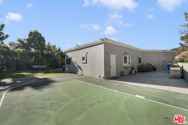 1708 Clear View Drive, Beverly Hills CA: https://media.crmls.org/mediaz/1de0ba80-7c39-468d-8459-3e3648d4fa55.jpg