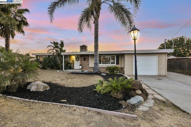 1941 Eden Plains Rd, Brentwood CA: https://media.crmls.org/mediaz/1de0f954-a0f6-42a0-922e-8a557be50a35.jpg