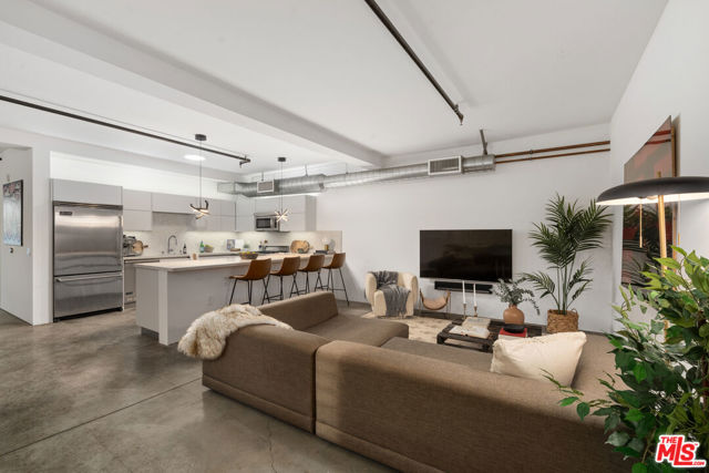 1046 Princeton Drive, Marina del Rey CA: https://media.crmls.org/mediaz/1de1e5ff-4dcc-4b46-80f8-d7d6d9e5df31.jpg