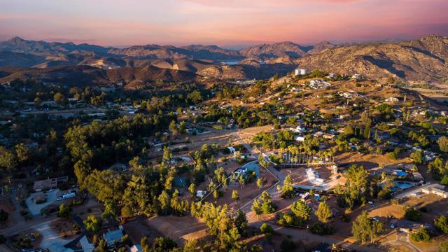 11534 Manzanita Rd, Lakeside CA: https://media.crmls.org/mediaz/1de207a5-7c5d-4b22-8e65-fc9cb8467c5e.jpg