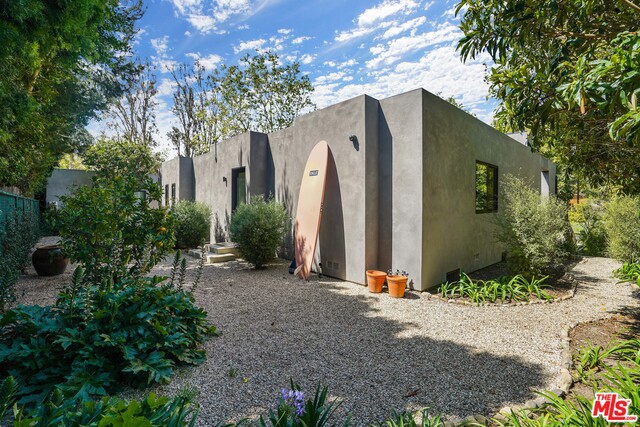 6254 Busch Drive, Malibu CA: https://media.crmls.org/mediaz/1de22156-a1f3-4033-8e0e-c06b203675c6.jpg