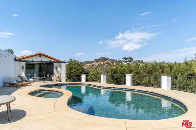 8171 Tianna Road, Los Angeles CA: https://media.crmls.org/mediaz/1de35573-9869-4104-88e2-83da619e0c88.jpg