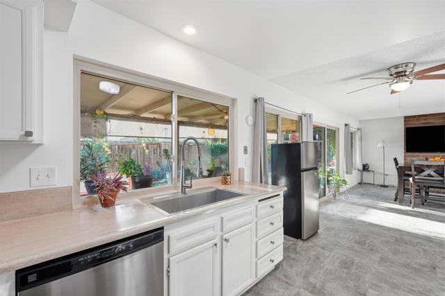 Detail Gallery Image 10 of 35 For 2327 Amber Ln, Escondido,  CA 92026 - 4 Beds | 3 Baths