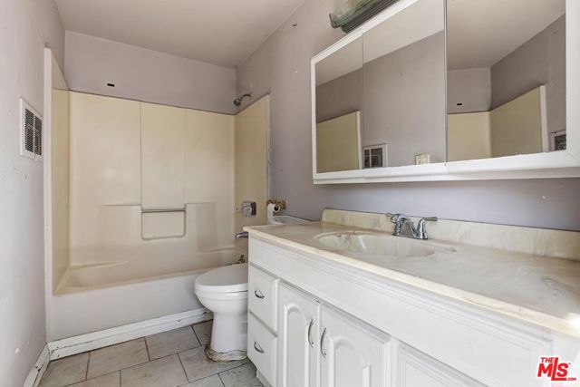217 S Le Doux Road, Beverly Hills CA: https://media.crmls.org/mediaz/1de56065-b2dc-470b-a5c3-8f8f69bb2e06.jpg
