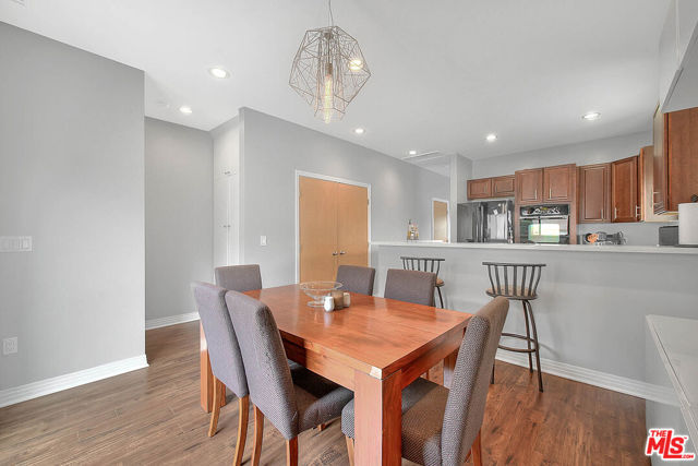 1821 S Sycamore Avenue, Los Angeles CA: https://media.crmls.org/mediaz/1de62d29-68e0-4088-9031-9d41cfe83ff0.jpg