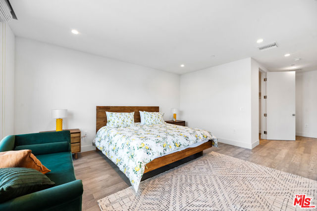 728 N Sweetzer Avenue, West Hollywood CA: https://media.crmls.org/mediaz/1de7f2c5-cec8-4836-a60a-aa2cc03fcea7.jpg