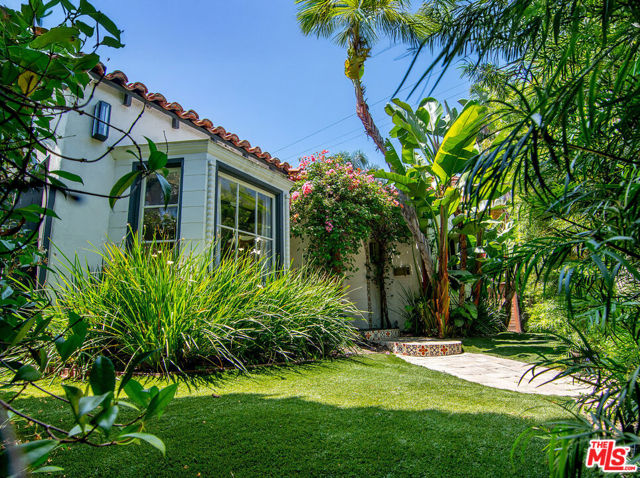 8260 Oakwood Avenue, Los Angeles CA: https://media.crmls.org/mediaz/1de8d49c-91bb-4a41-8f34-2cc52d8454cf.jpg