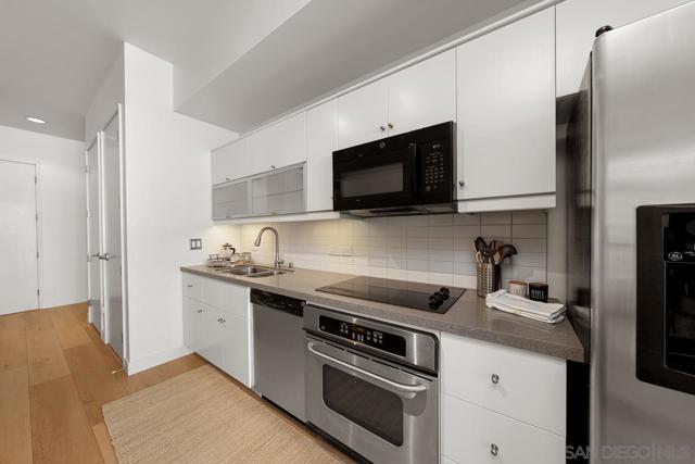 350 W Ash St, San Diego CA: https://media.crmls.org/mediaz/1de9fe8d-aca4-4647-a710-813286c126d7.jpg