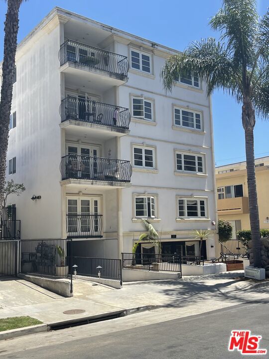 11842 Darlington Ave #202, Los Angeles, CA 90049