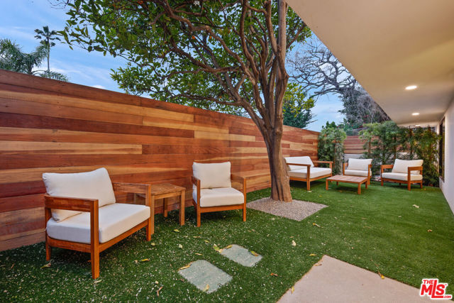2530 Beverley Avenue, Santa Monica CA: https://media.crmls.org/mediaz/1deb8246-2159-476e-8544-d4beddd81d92.jpg